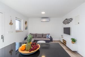 Televízia a/alebo spoločenská miestnosť v ubytovaní Apartments LUCA