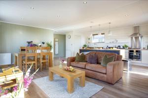 Dapur atau dapur kecil di Whileaway Lodge, Strawberryfield Park +28 gambar