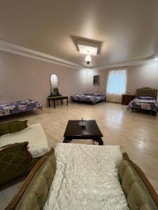 - un salon avec des canapés et des lits dans l'établissement Kutaisi City Heart Apartment, à Koutaïssi