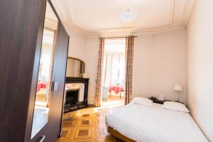Postel nebo postele na pokoji v ubytování Hotel des Tourelles