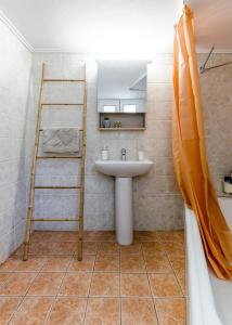 La salle de bains est pourvue d'un lavabo et d'une échelle. dans l'établissement Penthouse 2Bd apartment in the heart of Koukaki, à Athènes