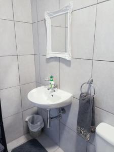 bagno con lavandino e specchio di Dalau on Main a Paarl