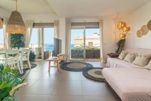 ein Wohnzimmer mit einer Couch und einem Tisch in der Unterkunft Mar Colonia in Colonia Sant Jordi