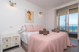 ein Schlafzimmer mit einem Bett, einer Kommode und einem Fenster in der Unterkunft Mar Colonia in Colonia Sant Jordi