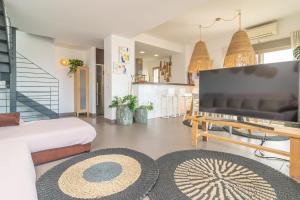 ein Wohnzimmer mit einem großen Flachbildfernseher in der Unterkunft Mar Colonia in Colonia Sant Jordi