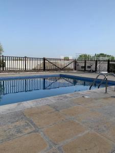 ネーラスにあるCasa da Oliveiraのフェンスと金属製の手すり付きのスイミングプール