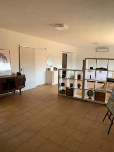 ネーラスにあるCasa da Oliveiraの棚付きの広い部屋