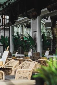 un grupo de sillas de mimbre sentadas en un patio en Hotel de la Bourse en Maastricht