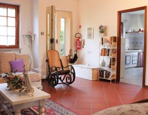 ein Wohnzimmer mit einem Sofa und einem Stuhl in der Unterkunft "Lilla" in Calci