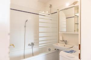 een badkamer met een douche en een wastafel bij Vibrant Aparment perfect for Long Stays in Wenen