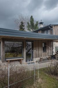 una casa con una gran ventana en el lateral en House Perkūno al 59B, en Kaunas