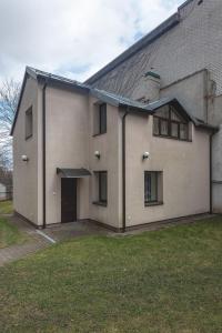 un gran edificio blanco con garaje en House Perkūno al 59B, en Kaunas