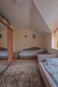 Habitación pequeña con 2 camas en un ático en House Perkūno al 59B, en Kaunas