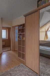 una habitación vacía con una cama y un estante de libros en House Perkūno al 59B, en Kaunas