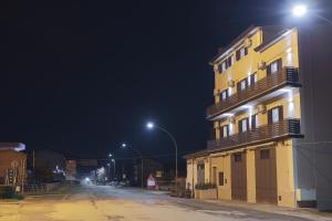 卡斯楚維拉里的住宿－GREEN - Bed and Breakfast a Castrovillari，街上的建筑物,晚上有街灯