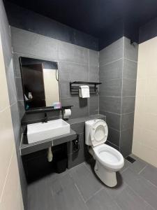 La salle de bains est pourvue de toilettes et d'un lavabo. dans l'établissement SAMSARA Studio Apartment with Pool, à Gua Musang