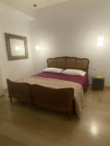 um quarto com uma cama grande em um quarto em Duca apartment em Perugia