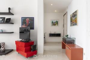 Telewizja i/lub zestaw kina domowego w obiekcie Suite Flora Five stars Holiday house