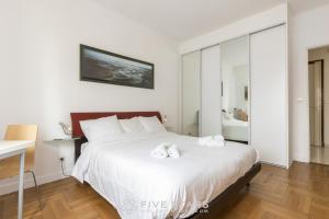 sypialnia z łóżkiem i dwoma ręcznikami na nim w obiekcie Suite Flora Five stars Holiday house w Nicei