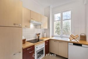 Kuchnia lub aneks kuchenny w obiekcie Suite Flora Five stars Holiday house