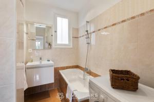 łazienka z wanną, umywalką i toaletą w obiekcie Suite Flora Five stars Holiday house w Nicei +8 zdjęć
