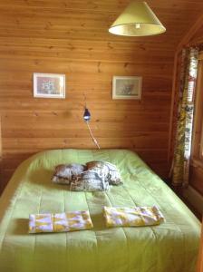 dois animais deitados numa cama num quarto em Päivänsäde Cottage em Toivakka