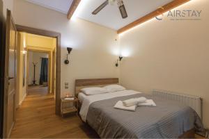 1 dormitorio con 1 cama con 2 toallas en Kalista apartment Airport by Airstay en Spáta