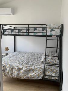 a bedroom with two bunk beds in a room at Agréable maison de ville clim/piscine/jardin in Nîmes