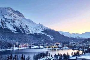 vistas a una ciudad con una montaña nevada en Ferienapartment in Bestlage in Sankt Moritz, en St. Moritz