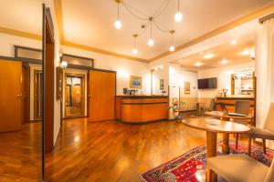 a living room with a table and a kitchen at Hotel City Center in Palermo