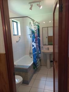 Ένα μπάνιο στο Cabañas MANA NUI INN