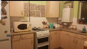 Virtuvė arba virtuvėlė apgyvendinimo įstaigoje Double bedroom in Liverpool