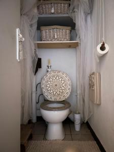 a bathroom with a toilet with a wooden seat at Le balcon de l'océan in Saint-Gilles les Bains +30 photos