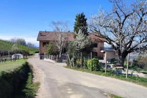 una casa al lado de un camino de tierra en Il canto del gallo - Country house, en Cassinasco