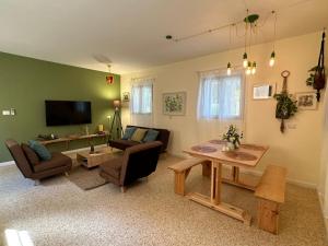 ein Wohnzimmer mit einem Sofa und einem Tisch in der Unterkunft Casa Camellia metula in Metulla