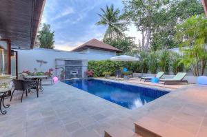 Bazén v ubytování Stylish Balinese Boutique 3BR Pool Villa Krishna nebo v jeho okolí
