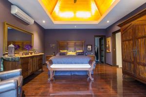 Postel nebo postele na pokoji v ubytování Stylish Balinese Boutique 3BR Pool Villa Krishna