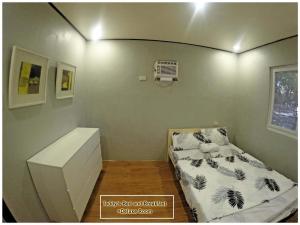 Habitación pequeña con cama y escritorio. en Teddys Bed & Breakfast lodge, 