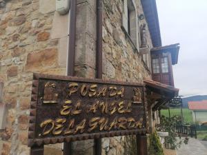una señal en el lateral de un edificio en Hotel Rural El Angel de la Guarda, en Güemes