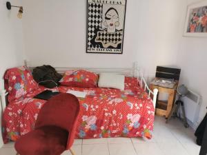 Rúm í herbergi á Appartement près de la plage, un coin paradis !