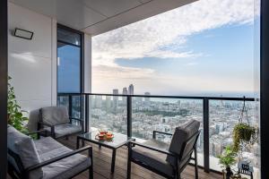 - un salon avec vue sur la ville dans l'établissement Luxury Two Bedroom Seaview Apt, à Bat Yam