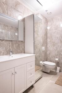 y baño con lavabo blanco y aseo. en Luxury Two Bedroom Seaview Apt, en Bat Yam