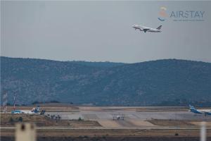 un avión está despegando de una pista del aeropuerto en Kalista apartment Airport by Airstay en Spáta
