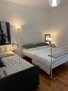 セストリ・レヴァンテにあるSilent Bay Apartmentsのベッドルーム1室(ベッド2台、壁掛けテレビ付)
