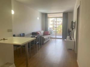 sala de estar con sofá y mesa en Apartamento salou, en Salou