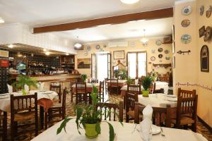 un restaurante con mesas y sillas y un bar en Nasilvana Hotel & Spa Adults Only, en Benimantell