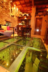 une table en verre avec un modèle de maison dans l'établissement Villa Petropolis, à Argyroupolis