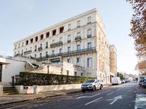 een wit gebouw met een auto ervoor geparkeerd bij Appartement Arcachon, 3 pièces, 5 personnes - FR-1-474-10 in Arcachon