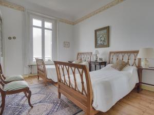 een slaapkamer met 2 bedden en een tafel en stoelen bij Appartement Arcachon, 3 pièces, 5 personnes - FR-1-474-10 in Arcachon