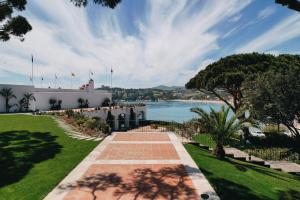 Blick auf das Haus und das Wasser in der Unterkunft Hostal de la Gavina GL - The Leading Hotels of the World in S'Agaró